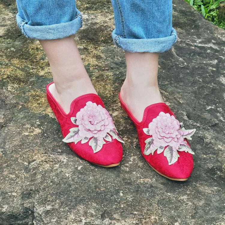 Chinese Embroidery slipper, Women's Slip-on, shoes, 3D flower pattern, Embroidered Mule, Low heel