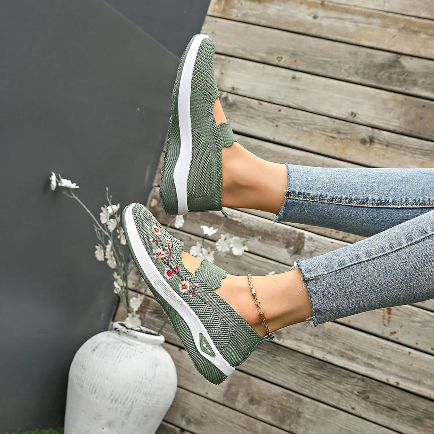 Spring and Women's Mesh Slip On Breathable Shoes Fashionable Soft Soled Casual Sports Shoes Women Mountain Biking Shoes