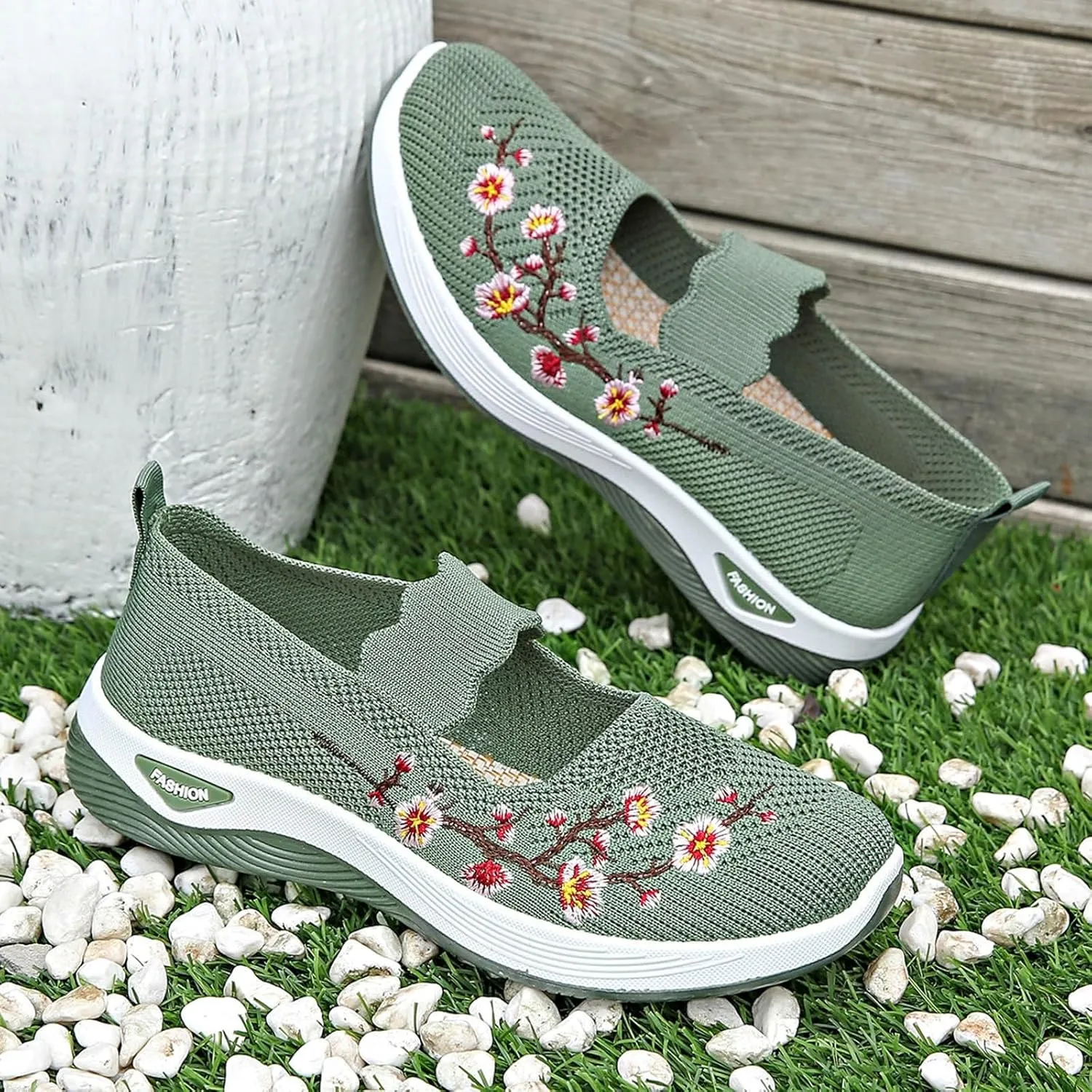 Spring and Women's Mesh Slip On Breathable Shoes Fashionable Soft Soled Casual Sports Shoes Women Mountain Biking Shoes