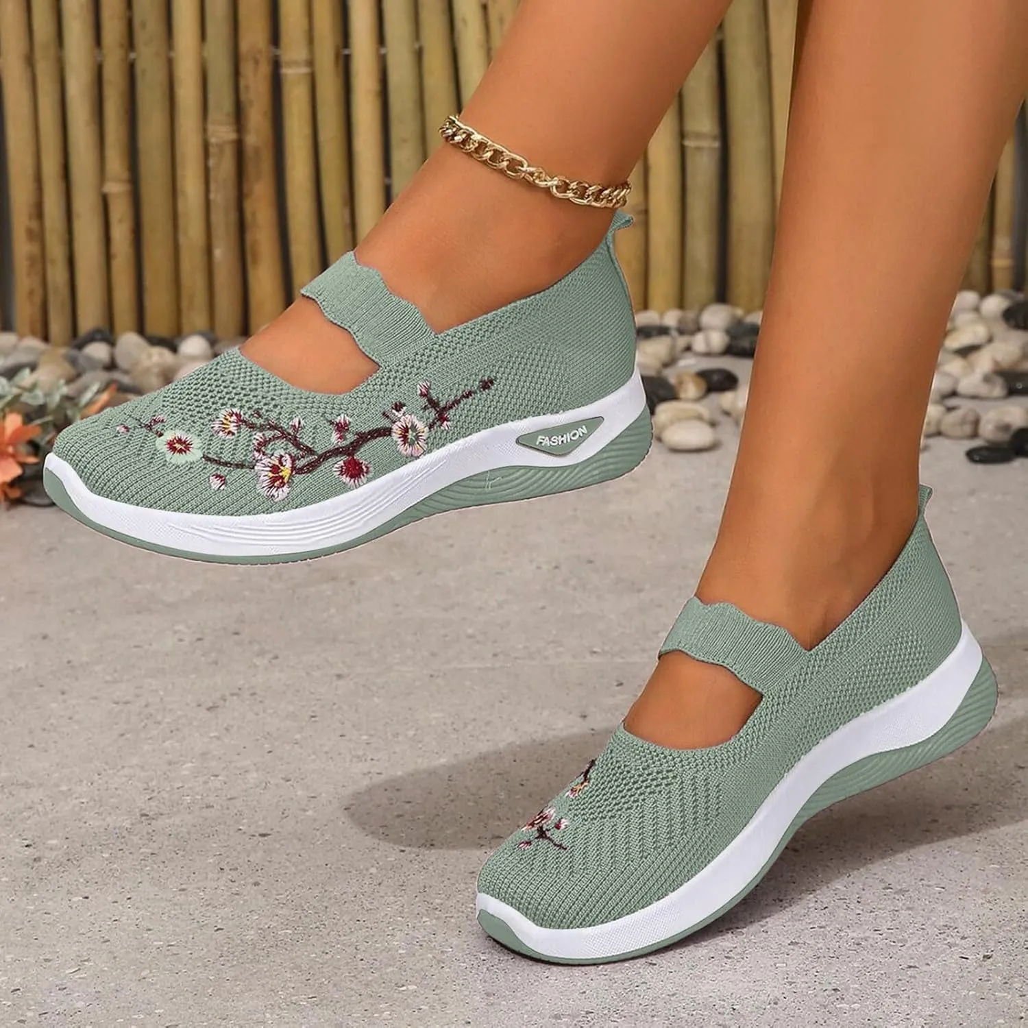Spring and Women's Mesh Slip On Breathable Shoes Fashionable Soft Soled Casual Sports Shoes Women Mountain Biking Shoes