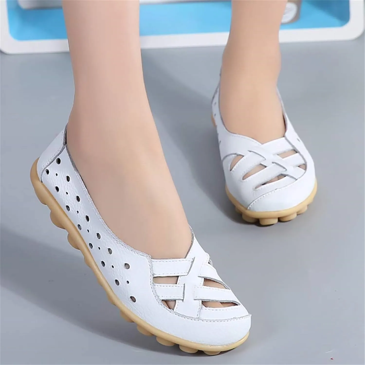 Womens Sandals Fashion Flats Closed Toe Sandals Lightweight Breathable Hollow Out Sandal Comfortable Leather Loafers Cross Walking Flat Shoes Summer Slip-On Shoes