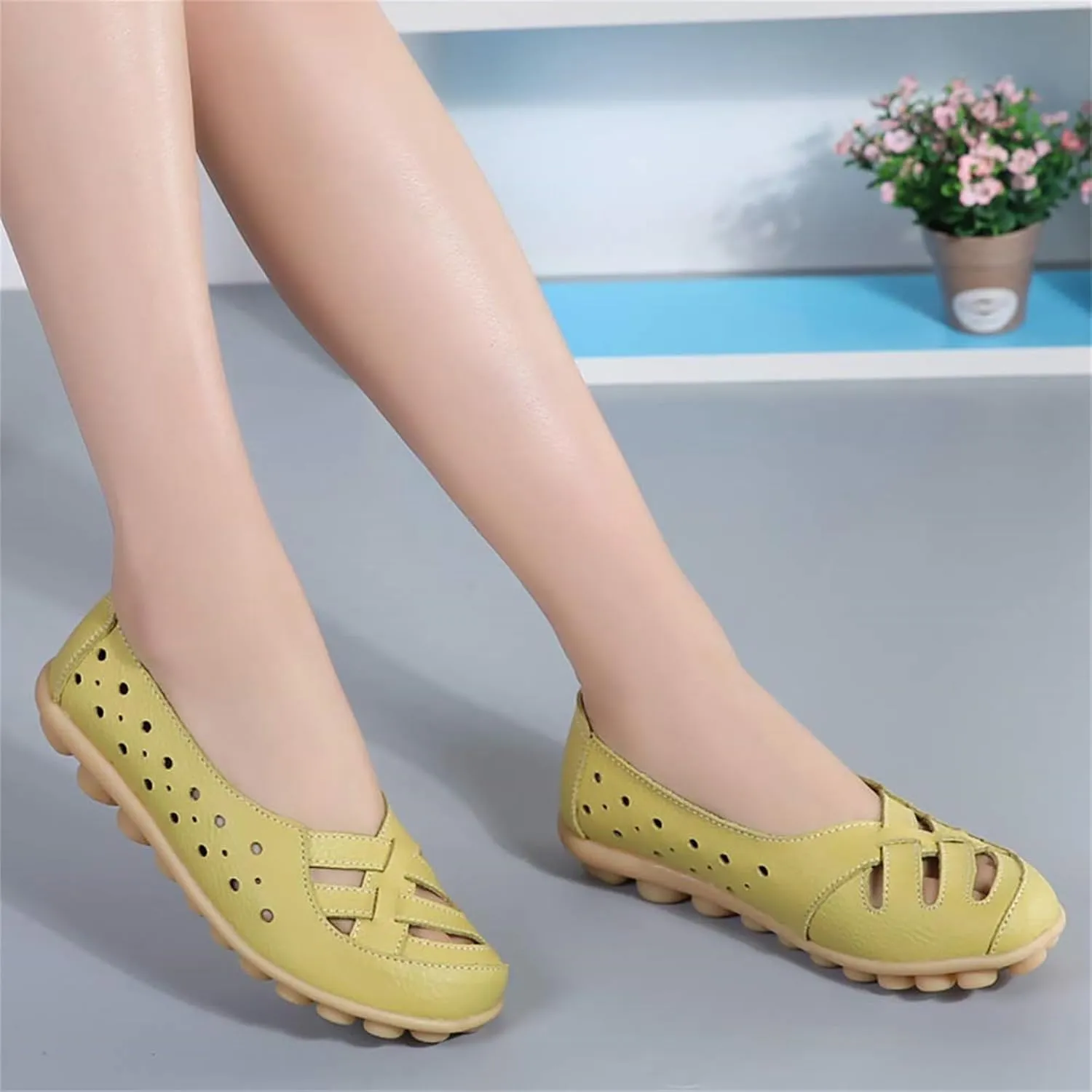 Womens Sandals Fashion Flats Closed Toe Sandals Lightweight Breathable Hollow Out Sandal Comfortable Leather Loafers Cross Walking Flat Shoes Summer Slip-On Shoes