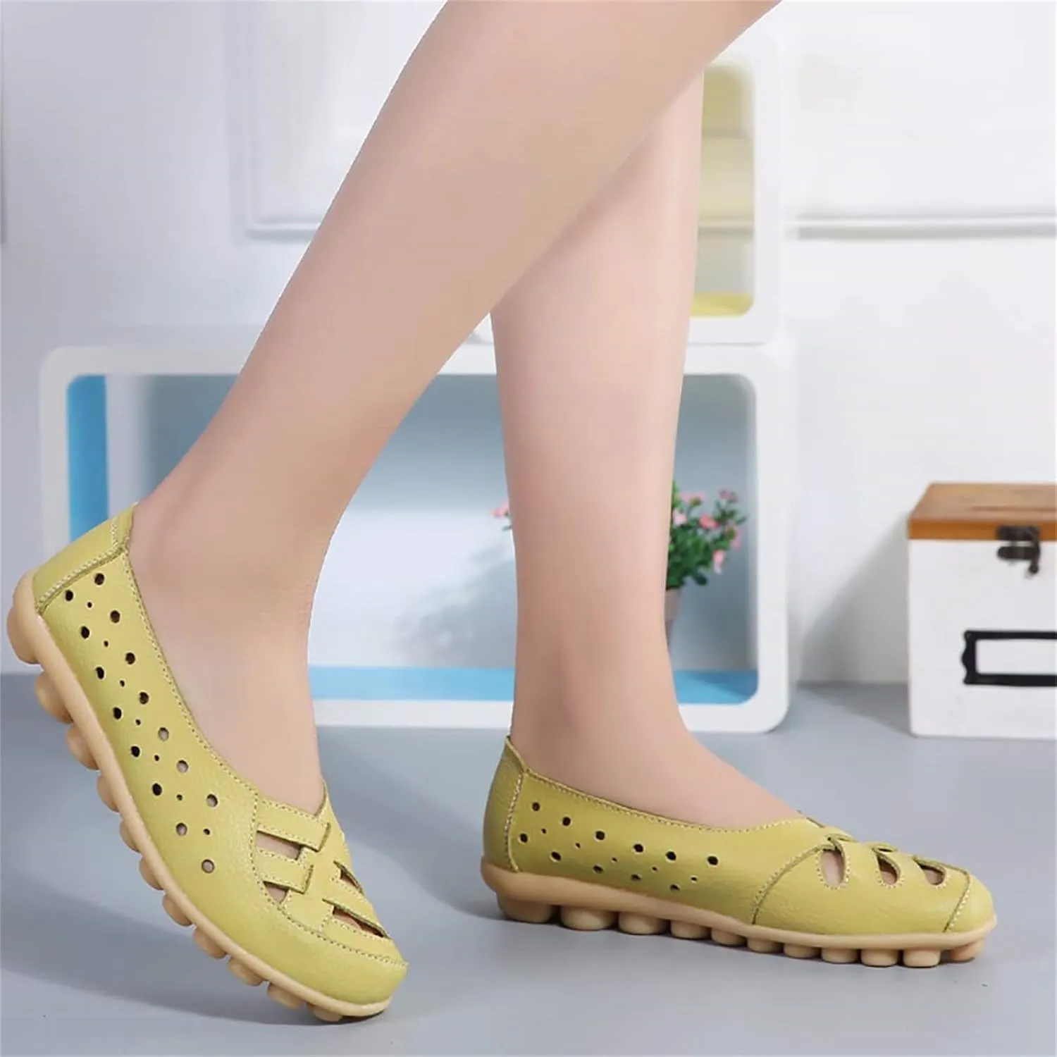 Womens Sandals Fashion Flats Closed Toe Sandals Lightweight Breathable Hollow Out Sandal Comfortable Leather Loafers Cross Walking Flat Shoes Summer Slip-On Shoes